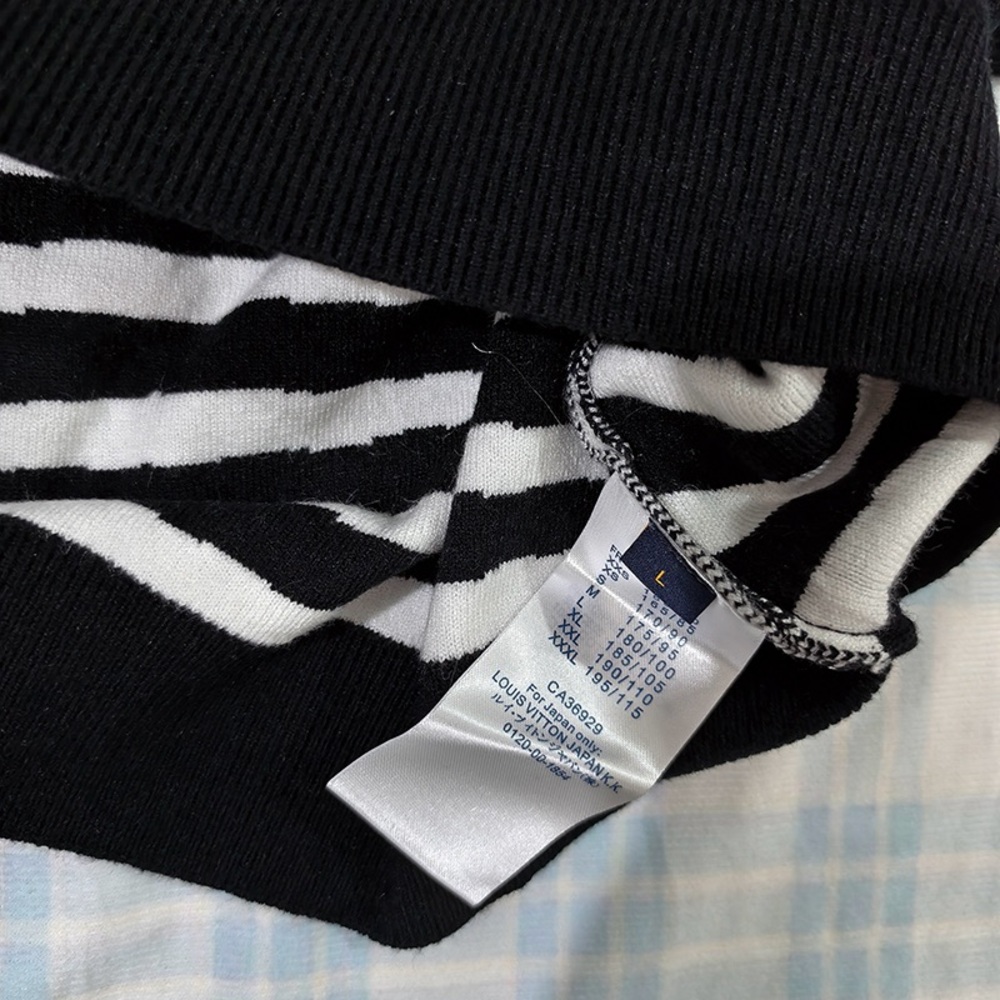 Louis Vuitton Black and White Sweater - Picture 6 of 8